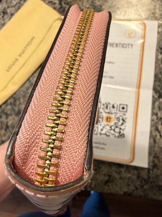 Louis Vuitton Valentine's Vernis
Monogram Limited Edition
Long Zippy Wallet - Picture 9 of 13